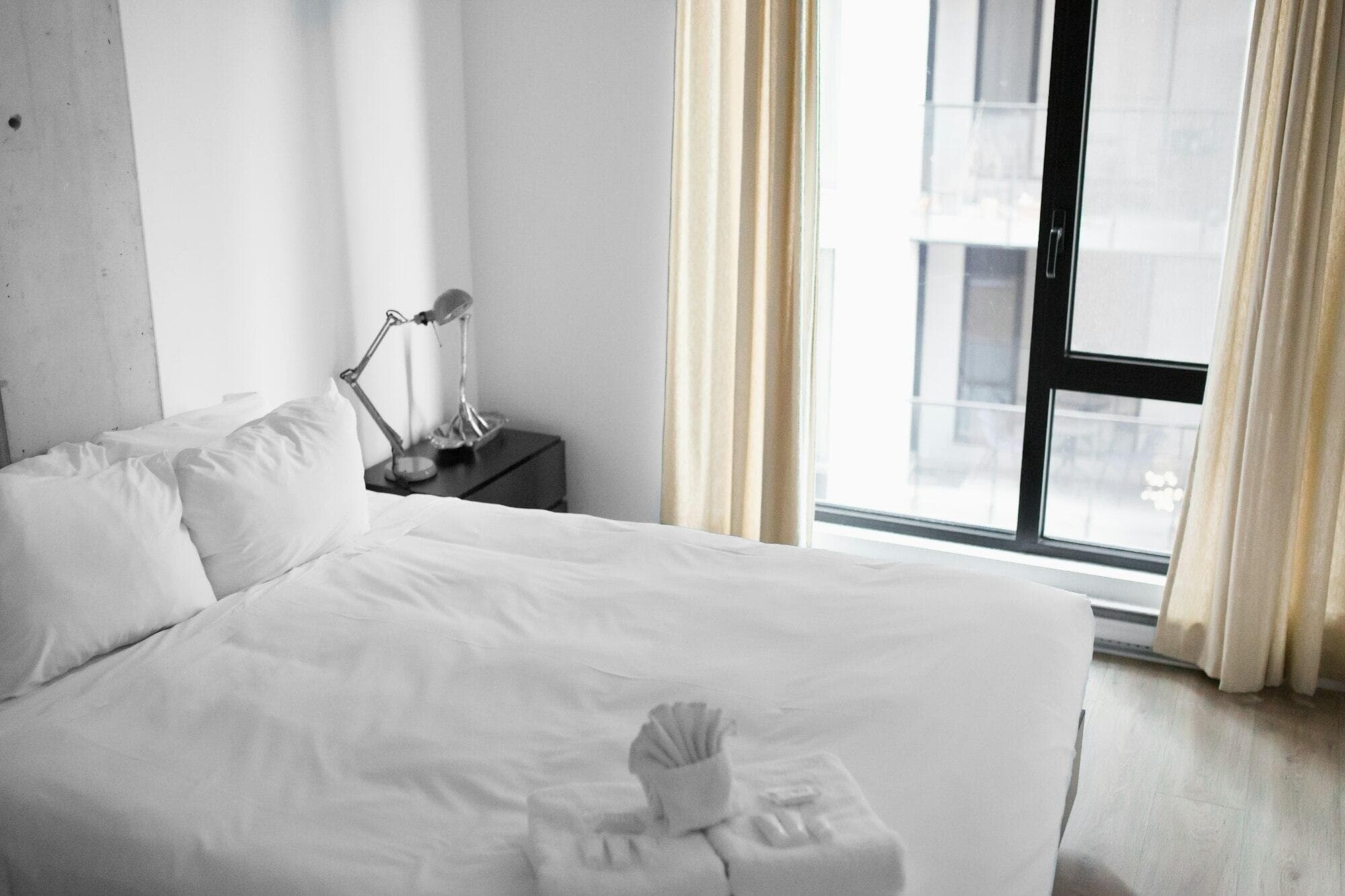 Lit fait au carré avec linge blanc immaculé, standard hôtelier