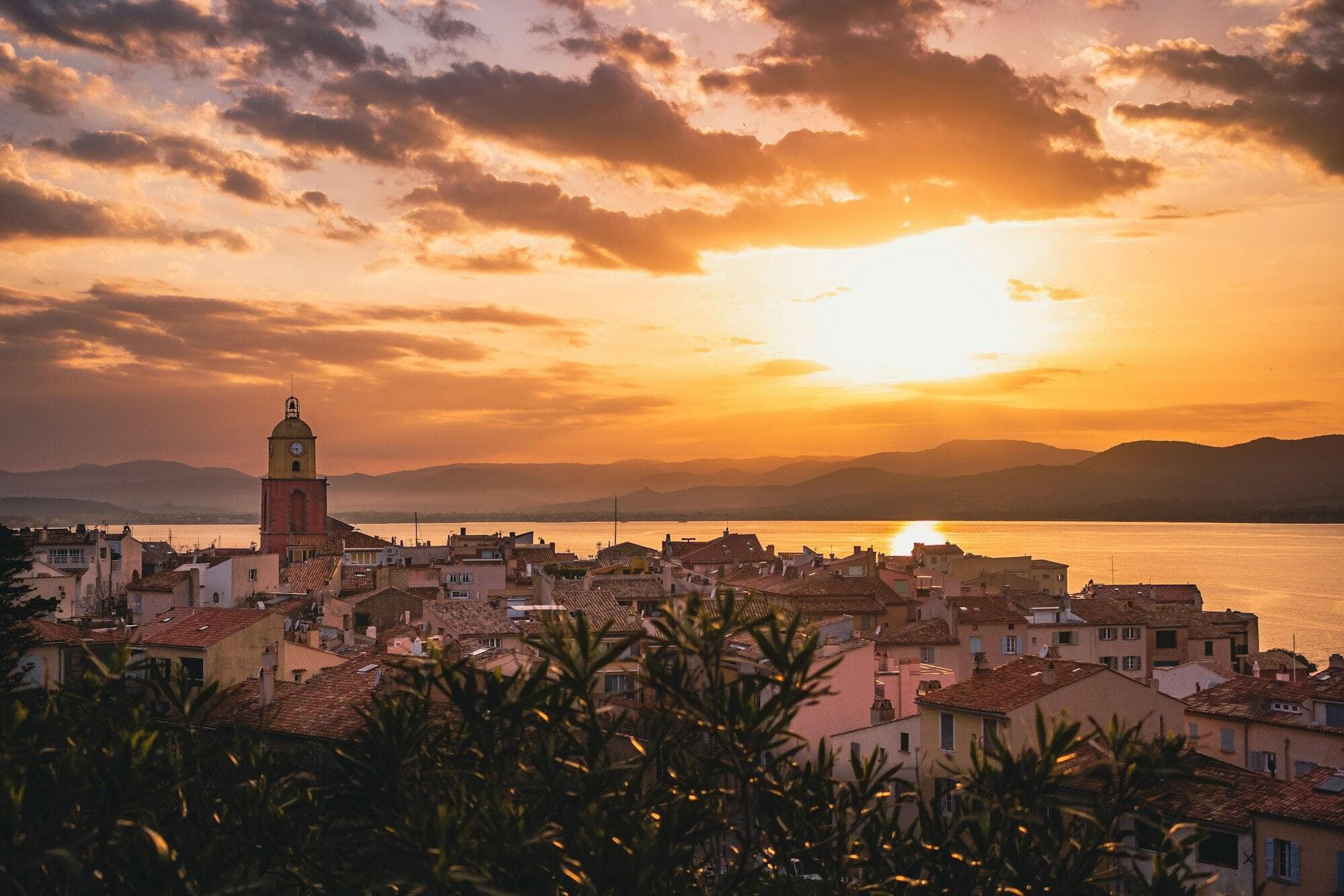 Vue de Saint-Tropez au crépuscule, destination de la Côte d'Azur