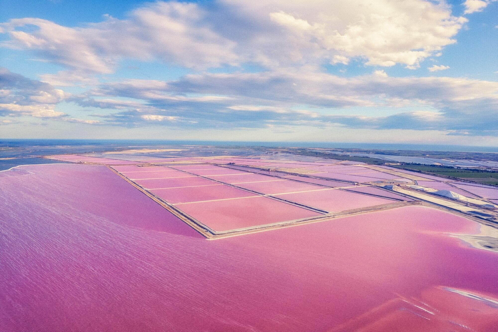Les eaux roses des Salins du Midi à Aigues-Mortes
