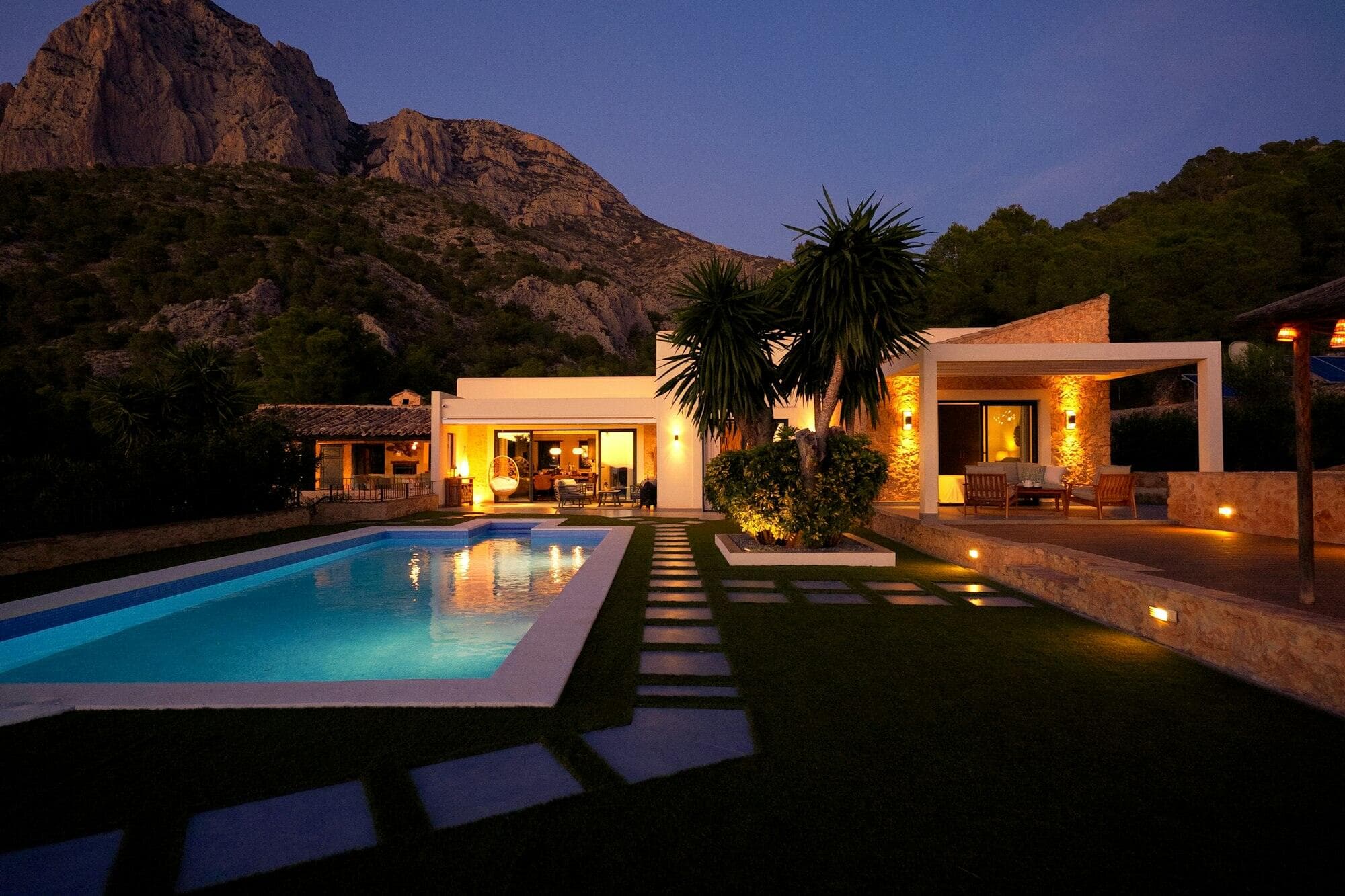 Villa moderne avec piscine au crépuscule, gérée par Welcomia à La Grande-Motte